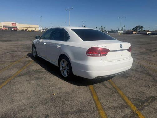 Candy White 2014 Volkswagen Passat 1.8T Auto SE w/Sunroof & Nav