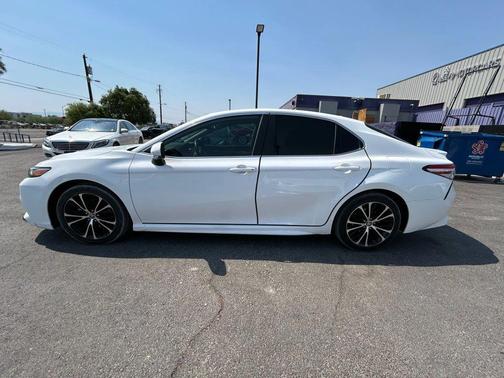 Super White 2020 Toyota Camry SE