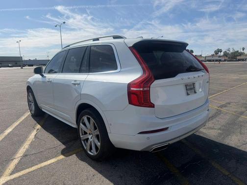 Crystal White Pearl 2017 Volvo XC90 T6 Momentum