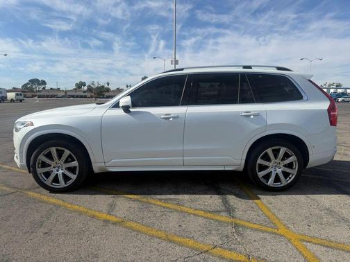 Crystal White Pearl 2017 Volvo XC90 T6 Momentum