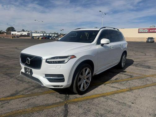 Crystal White Pearl 2017 Volvo XC90 T6 Momentum