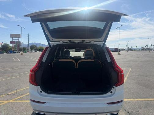 Crystal White Pearl 2017 Volvo XC90 T6 Momentum
