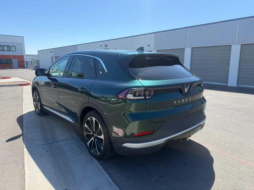 2024 VinFast VF 8 Plus
