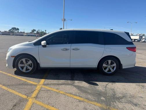 White Diamond Pearl 2018 Honda Odyssey EX-L
