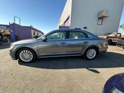 2016 Volkswagen Passat 1.8T SE w/Technology
