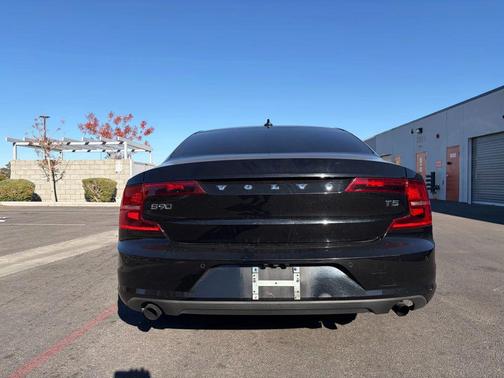 Onyx Black Metallic 2019 Volvo S90 T5 Momentum