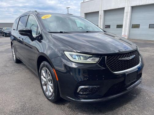 Brilliant Black Crystal Pearlcoat 2021 Chrysler Pacifica Touring-L