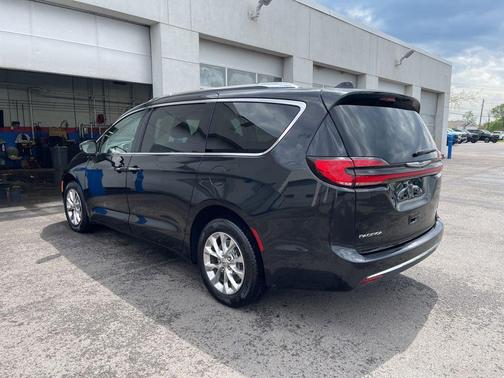 Brilliant Black Crystal Pearlcoat 2021 Chrysler Pacifica Touring-L