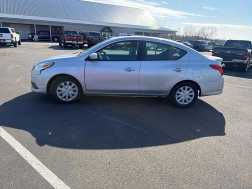 Brilliant Silver Metallic 2018 Nissan Versa 1.6 SV