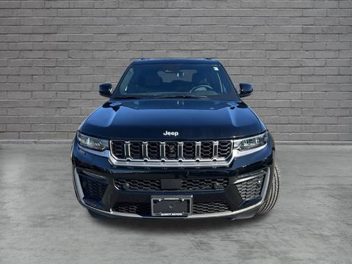 High Gloss Black 2027 Jeep Grand Cherokee Limited 4x2
