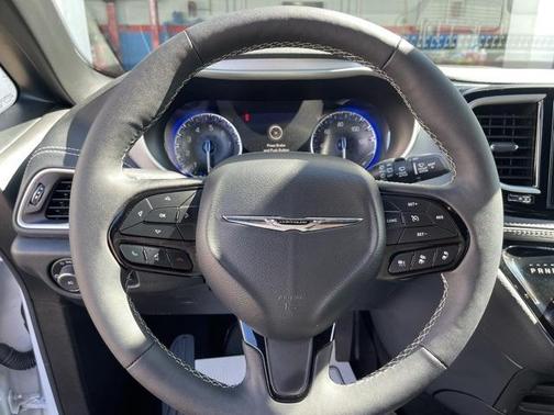 2024 Chrysler Pacifica Touring-L