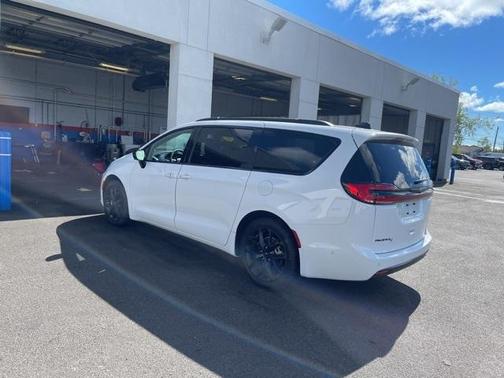 2024 Chrysler Pacifica Touring-L