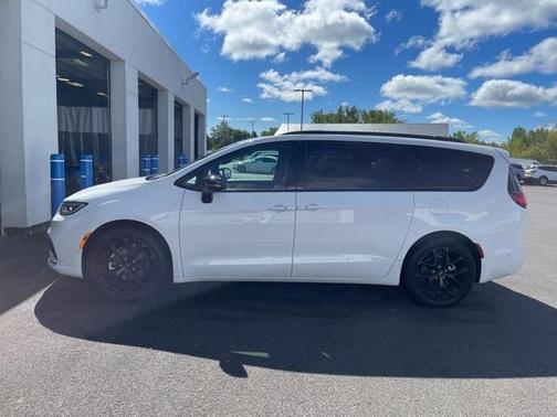 2024 Chrysler Pacifica Touring-L