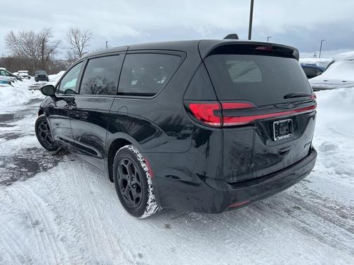 2023 Chrysler Pacifica Hybrid Touring L