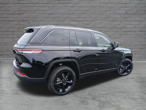 High Gloss Black 2027 Jeep Grand Cherokee Limited 4x2