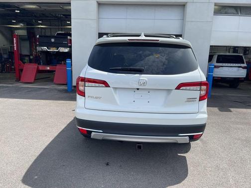 White 2021 Honda Pilot Touring 7-Passenger