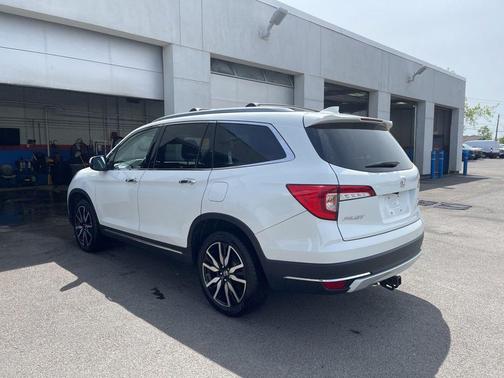 White 2021 Honda Pilot Touring 7-Passenger