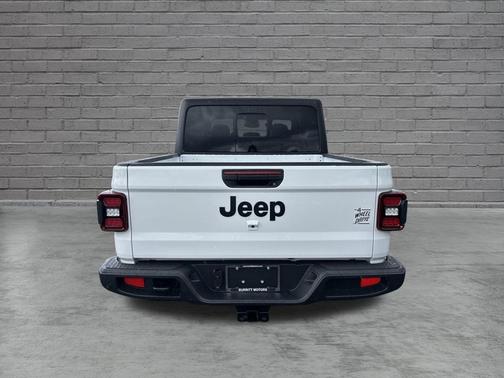 Bright White Clearcoat 2026 Jeep Gladiator Willys