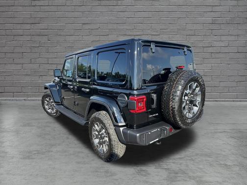 Black Clearcoat 2026 Jeep Wrangler Sahara