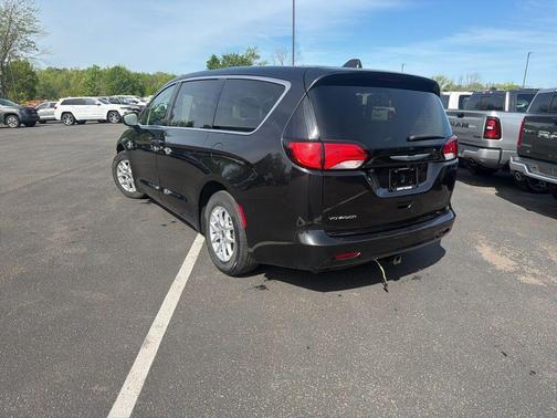 Brilliant Black Crystal Pearlcoat 2023 Chrysler Voyager LX