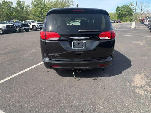 Brilliant Black Crystal Pearlcoat 2023 Chrysler Voyager LX
