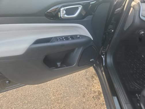 Diamond Black Crystal Pearlcoat 2027 Jeep Compass Limited