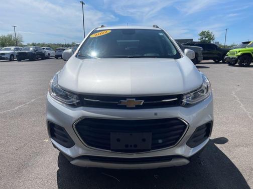 Silver Ice Metallic 2022 Chevrolet Trax LT