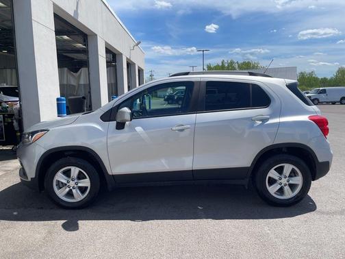 Silver Ice Metallic 2022 Chevrolet Trax LT