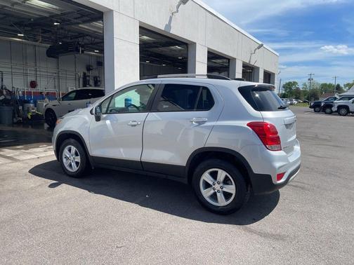 Silver Ice Metallic 2022 Chevrolet Trax LT