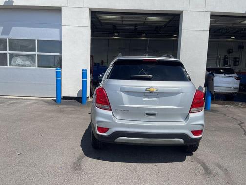 Silver Ice Metallic 2022 Chevrolet Trax LT