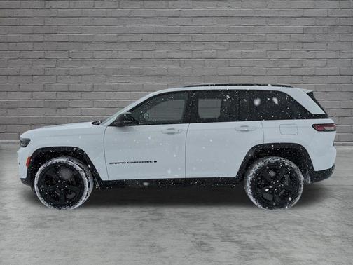 Bright White Clearcoat 2023 Jeep Grand Cherokee Altitude