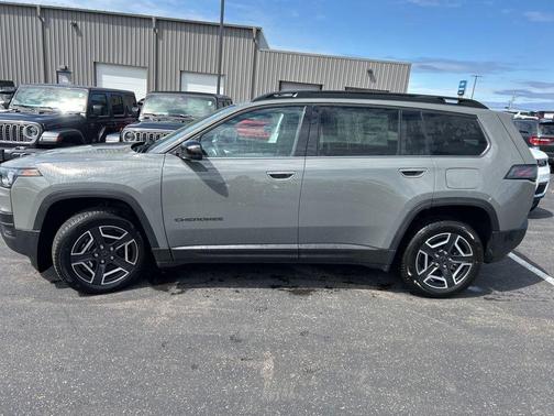 Sting Gray Clearcoat 2026 Jeep Cherokee LAREDO/LIMITED