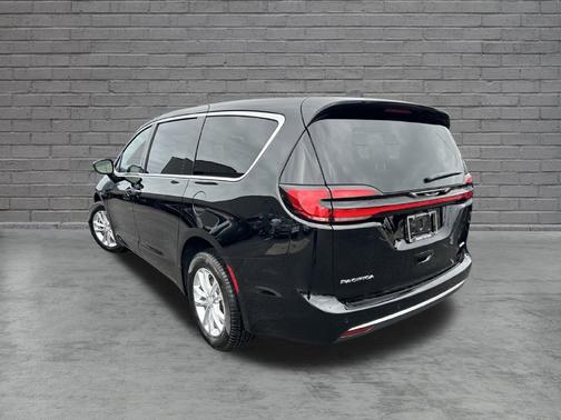 Diamond Black Crystal Pearlcoat 2027 Chrysler Pacifica Select AWD