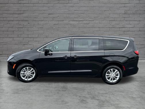 Diamond Black Crystal Pearlcoat 2027 Chrysler Pacifica Select AWD