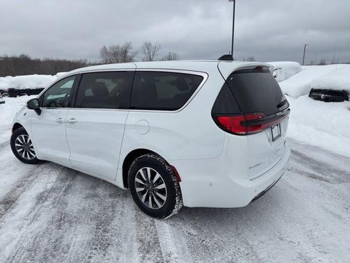2023 Chrysler Pacifica Hybrid Touring L