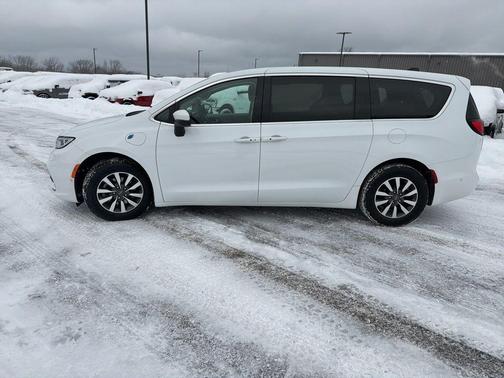 2023 Chrysler Pacifica Hybrid Touring L