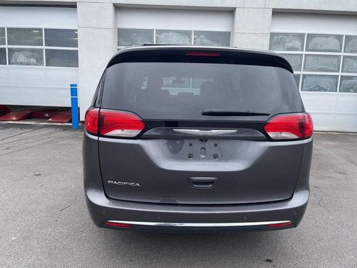 Granite Crystal Clearcoat Metallic 2017 Chrysler Pacifica Touring-L