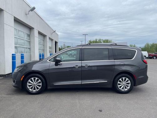 Granite Crystal Clearcoat Metallic 2017 Chrysler Pacifica Touring-L