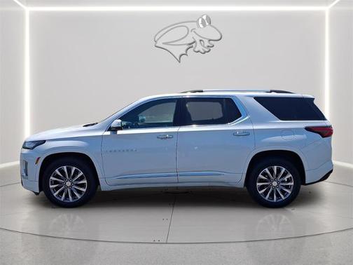 Iridescent Pearl Tricoat 2023 Chevrolet Traverse PREMIER
