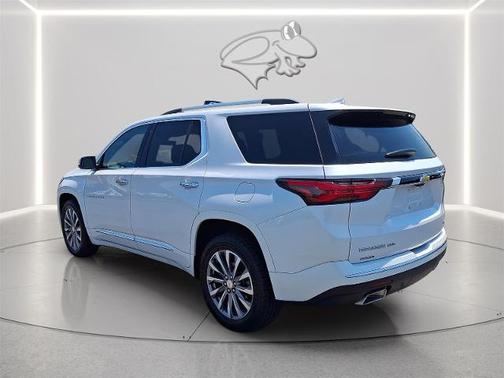 Iridescent Pearl Tricoat 2023 Chevrolet Traverse PREMIER