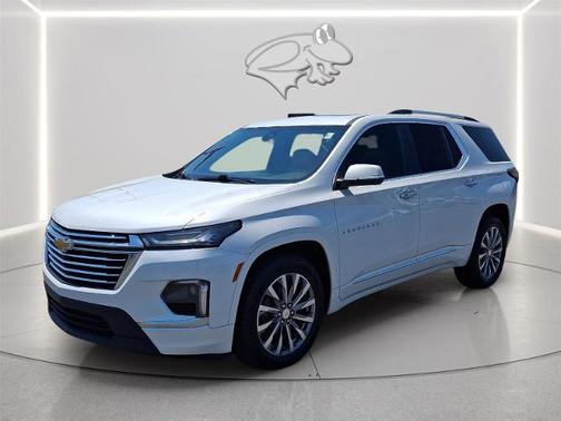 Iridescent Pearl Tricoat 2023 Chevrolet Traverse PREMIER