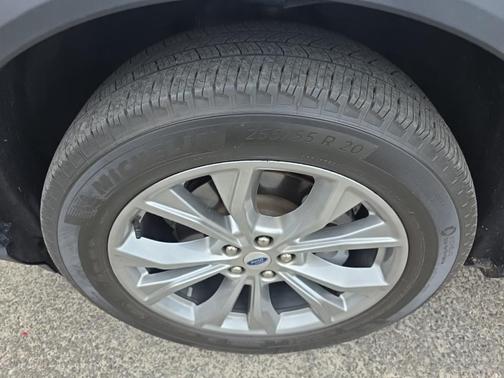 Rapid Red Metallic Tinted Clearcoat 2023 Ford Explorer XLT