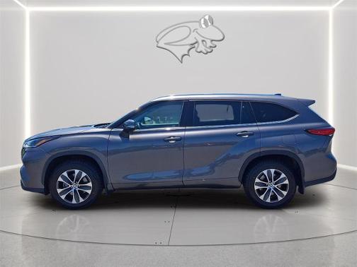 Magnetic Gray Metallic 2021 Toyota Highlander XLE