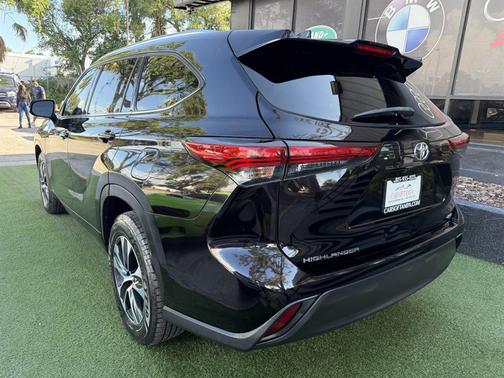 Brown 2020 Toyota Highlander XLE