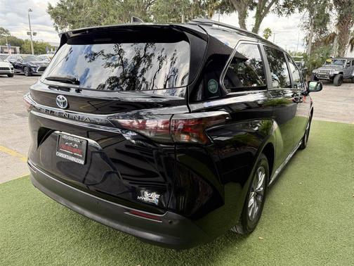 2023 Toyota Sienna XLE 8 Passenger