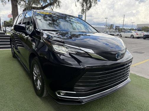 2023 Toyota Sienna XLE 8 Passenger