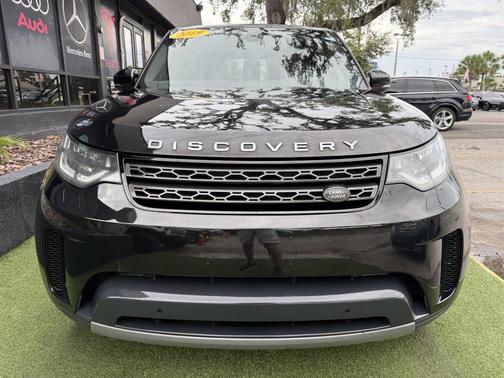 Black 2019 Land Rover Discovery SE