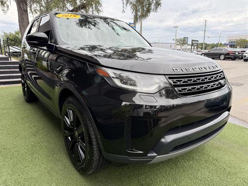 Black 2019 Land Rover Discovery SE