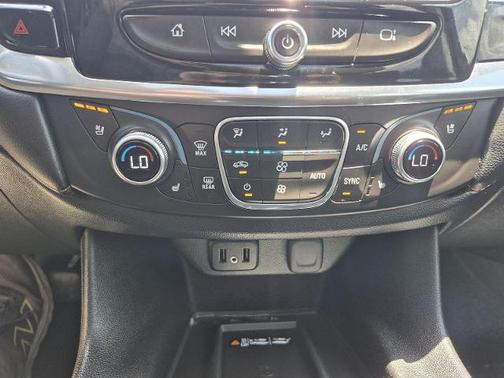 Iridescent Pearl Tricoat 2018 Chevrolet Traverse PREMIER