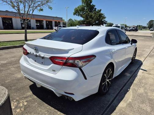 Super White 2019 Toyota Camry SE